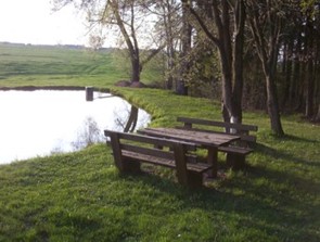 Tisch und Bank an einem Teich